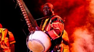 Le musicien gambien Jaliba Kouyateh avec sa kora, à l'ouverture du festival