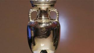 Ce sont 12 clubs qui se sont qualifiés jusqu' à présent pour les huitièmes de finale de la Ligue des Champions, à une journée de la fin de la phase de poule.
