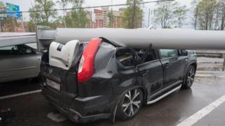столб, упавший на машину во время урагана в Москве