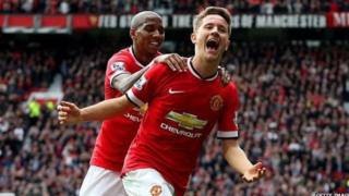 Wachezaji wa timu ya Mancheste United wakisherehekea bao lao