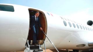 son avion s'est posé dans la base militaire française de Gao, dans le nord du Mali, peu avant 10H00 GMT.