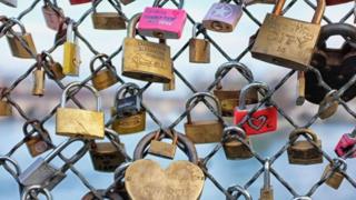 Candados "del amor" en el Pont des Arts en París
