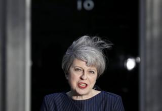 La primera ministra de Reino Unido, Theresa May, ante el número 10 de Downing Street, en Londres, anuncia elecciones anticipadas.