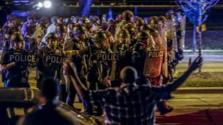 13日夜のデモでは複数の逮捕者が出た(14日、ウィスコンシン州ミルウォーキー)