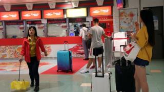 香港港澳碼頭旅客在已關閉的售票處前等候消息(中新社圖片27/8/2017)
