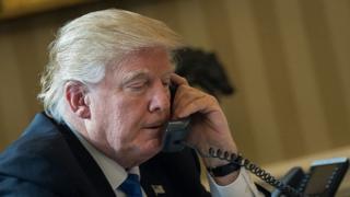 Trump nghe điện thoại