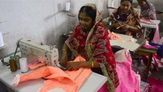 একজন নারী পোশাক শ্রমিক কাজ করছেন