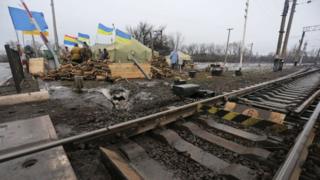 На этой неделе официальный Киев поддержал активистов блокады и перекрыл товарное сообщение с "ДНР-ЛНР"