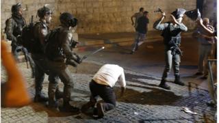 صدامات بين الشرطة الإسرائيلية ومصلين فلسطينيين في القدس