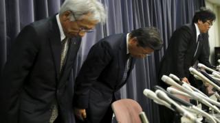 記者会見で謝罪する三菱自動車の相川社長(20日、都内で)