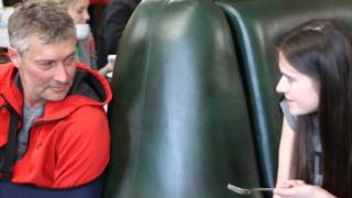 Мэр Екатеринбурга Евгений Ройзман разговаривает с жительницей в одном из городских кафе