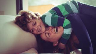 Eva Giménez y su hijo Nacho, enfermo de Dent
