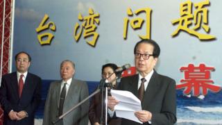 錢其琛出席台灣問題圖片展開幕式並講話(中新社圖片23/4/2001)