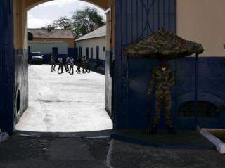 Adada okula gitmek kadar önemli görülen bir konu da 18 yaşına gelen erkekler için zorunlu olan askerlik. Ülke Guinea Bissau ile birlikte Portekiz'e karşı verdikleri bağımsızlık mücadelesini gururla hatırlıyor.