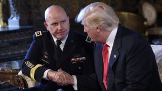 Donald Trump McMaster ile el sıkışırken