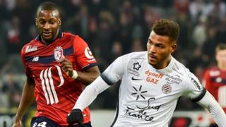 Le milieu de terrain de Lille, Younousse Sankhare (L) avec la''attaquant de Montpellier Steve Mounie (R).