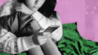 Niña con un teléfono