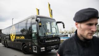 Policía cerca del estadio Signal Iduna Park.