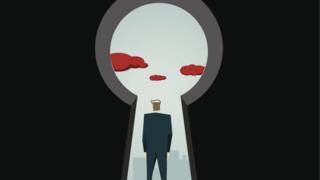 Человек смотрит сквозь гигантскую замочную скважину