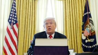 Трамп в Овальном кабинете