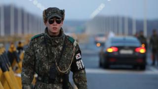 Soldado surcoreano patrulla el Puente de la Unidad, cerca de la zona desmilitarizada entre Corea del Sur y Corea del Norte
