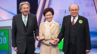 曾俊華(左)、林鄭月娥(中)與胡國興(右)在電視辯論現場(14/3/2017)