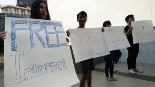 กลุ่มผู้ร่วมกิจกรรมยืนชูป้ายประท้วง พ.ร.บ.คอมพิวเตอร์ฉบับใหม่