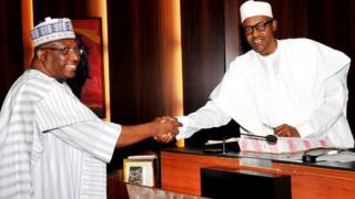 Le Lieutenant-Général Abdulrahman Dambazau, ministre de l'intérieur, saluant le président Buhari en 2015