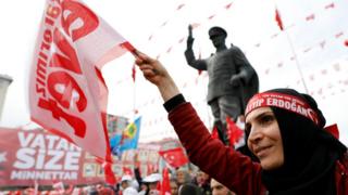 أنصار إردوغان يرفعون الرايات تأييدا له