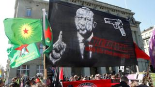 Bern'de gösteri Erdoğan pankartı
