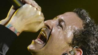 Chester Bennington performs in Paris-Bercy (30 May 2007)
