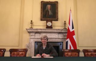 İngiltere Başbakanı Theresa May, AB'ye yollayacağı ihbar mektubunu imzaladı