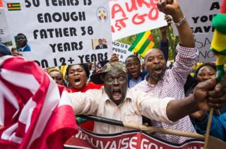 Mu gihe itangazamakuru ryo ku isi ryari ryarangariye mu nama rusange y'Umuryango w'Abibumbye i New York, abashyigikiye amashyaka atavuga rumwe na leta muri Togo baba muri Leta Zunze Ubumwe za Amerika bafashe ubwo buryo nko kugira ngo ijwi ryabo ryumvikane. Aba bigaragambya, bafotowe ku wa Kabiri, bari mu bandi babarirwa mu bihumbi b'abanya Togo bagiye mu mihanda bamagana ihindurwa ry'itegekonshinga banasaba iyegura rya perezida Faure Gnassingbé.