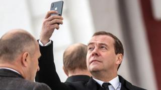 Дмитрий Медведев с айфоном