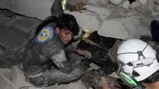 Тирүү калгандардын айрымдарын урандылардын алдынан сууруп чыгышты.