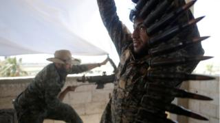 Rakka'da YPG savaşçıları mühimmat dolduruyor. 21 Haziran 2017