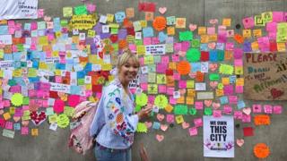 Woman leaves message on Wonderwall