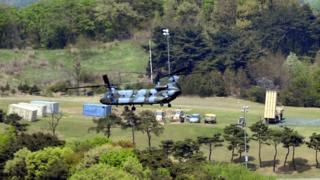 韓国南東部・星州郡のゴルフ場跡地にミサイル防衛システムの設備が搬入された(26日)