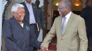 Aliyekuwa rais wa zamani wa Tanzania Ali Hassan Mwinyi na rais mpya wa taifa hilo Magufuli