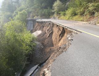 目前九寨溝景區道路多個地段存在不同程度受損,多處山體垮塌。