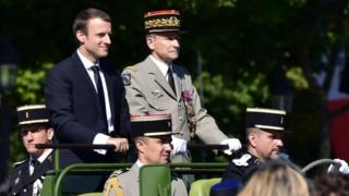 Le général Pierres de Villiers accompagne le président Macron pour la revue des troupes le 14 juillet 2017