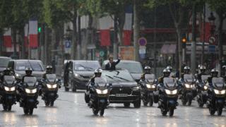 Macron yoğun yağış altında halkı selamladı