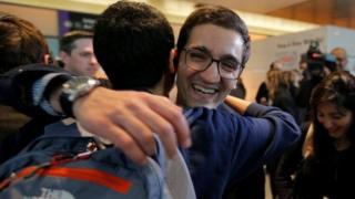 Mwanafunzi wa Iran Benham Prtopour baada ya kuruhusiwa na idara ya uhamiaji nchini Marekani kuelekea Boston
