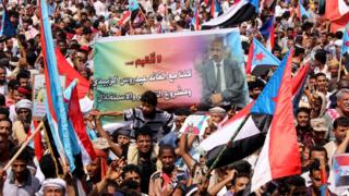 أثار قرار الرئيس اليمني، عبد ربه منصور هادي، إقالة محافظ عدن السابق، عيدروس الزبيدي، ردود فعل غاضبة