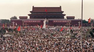 資料圖片:1989年6月2日,大批民眾在天安門廣場聚集,要求中國民主化