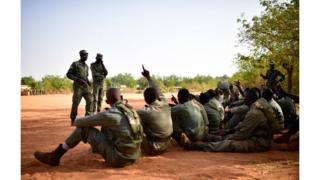 Il aura la lourde tâche de conduire la traque que le Burkina, la Mauritanie, le Niger, le Tchad et le Mali compte organiser contre les terroristes et les trafiquants en tout genre dans la région sahélienne.
