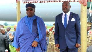 Prezida Pierre Nkurunziza (i buryo) w'u Burundi na Ali Bongo (i bubamfu) wa Gabon