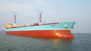 Ilustración de un Maersk P-Class con dos velas rotativas de 30 x 5 m de Norsepower