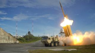 米国の最新鋭地上配備型迎撃システム、終末高高度域防衛(THAAD)ミサイル発射の様子。米国防総省配布。