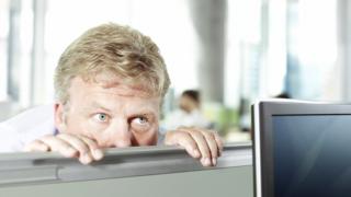 Подслушивающий офисный работник